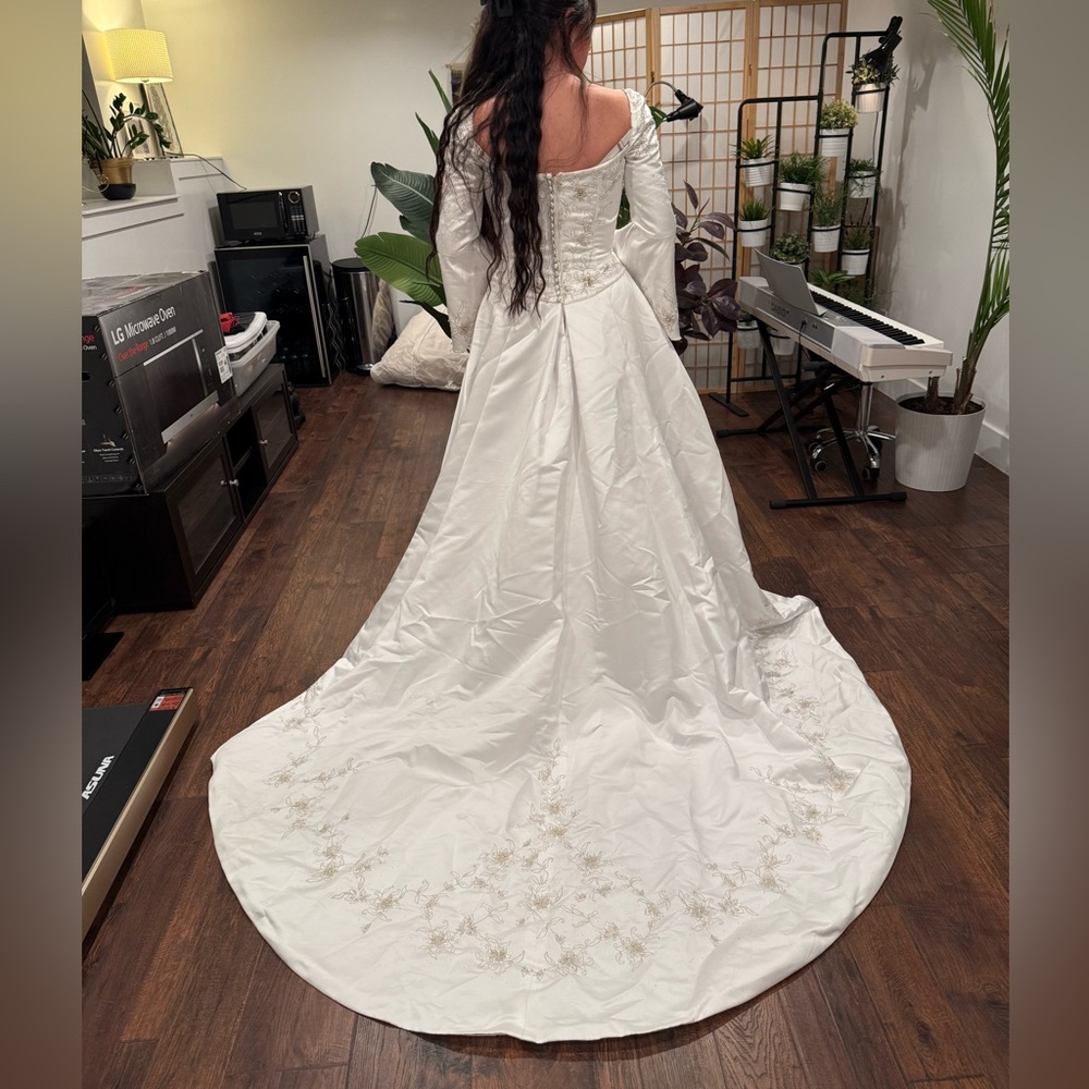 Vintage White Wedding Dress with Embroidery and bell sleeves - Picture 4 of 10